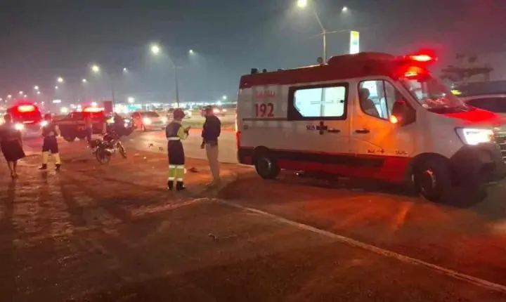 Mulher fica ferida depois de colisão entre moto e carro elétrico BYD