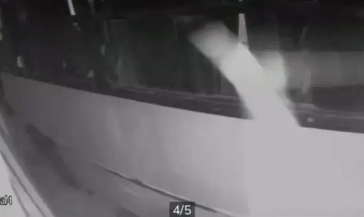 Ônibus bate contra muro de residência e atinge carro na região central de Porto Velho