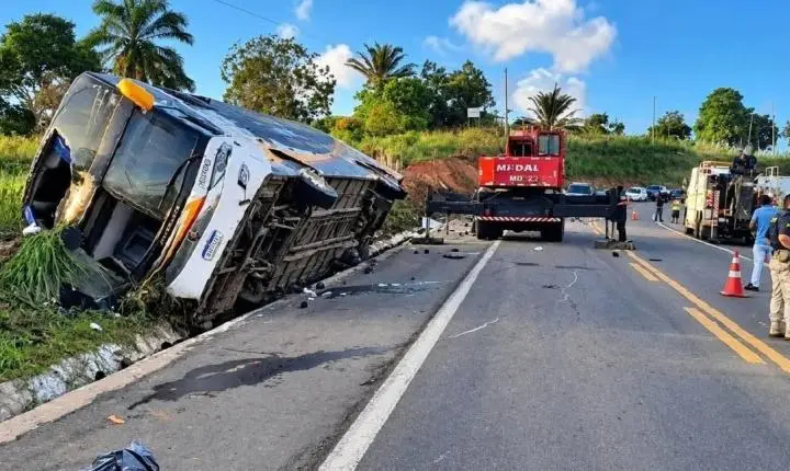 Ônibus com equipe de vôlei tomba no decorrer de passeio em Rondônia