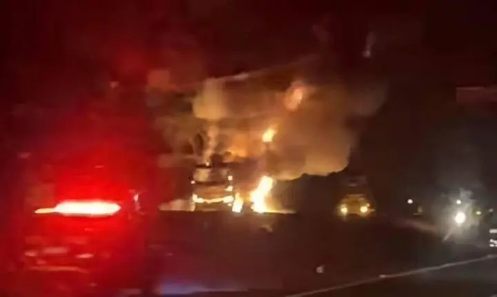 Ônibus pega fogo e passageiros saem ilesos na BR-364