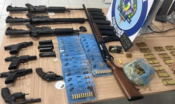 Operação conjunta apreende fuzis, pistolas e centenas de munições em caminhão no interior de Rondônia