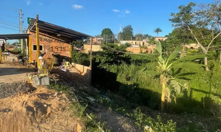 Pastor Evanildo solicita limpeza e desobstrução de córrego no bairro Floresta para evitar alagamentos e riscos à saúde