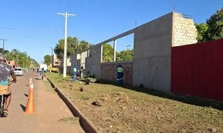 Pedro Geovar cobra providências e Prefeitura realiza limpeza em trecho da Avenida Calama