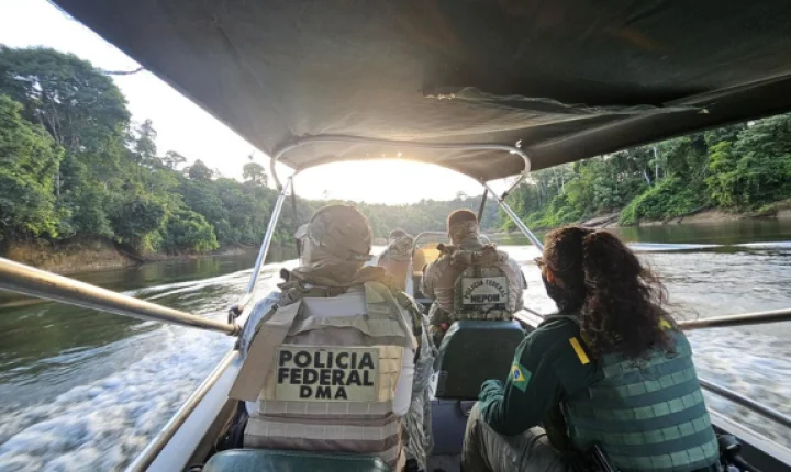 PF e Ibama intensificam fiscalização e destroem equipamentos usados em garimpo ilegal no Rio Madeira