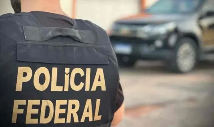Polícia Federal apreende trator, caminhão e madeira retirada de terra indígena em Rondônia