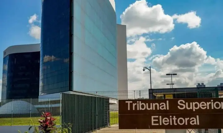 Presidente do TSE convoca reuniões com campanhas de Lula e Flávio Bolsonaro sobre desinformação no 2º turno