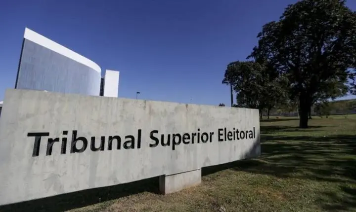 Presidente do TSE reúne campanhas de Lula e Flávio Bolsonaro em busca de acordo contra proliferação de ações judiciais