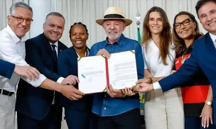 Presidente Lula sanciona lei que estabelece diretrizes permanentes para o desenvolvimento do futebol feminino