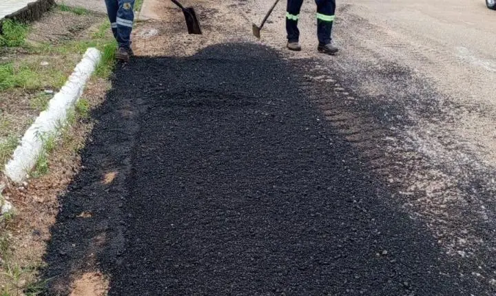 Rua do Sol, no bairro Floresta, recebe tapa-buraco após solicitação de Edimilson Dourado