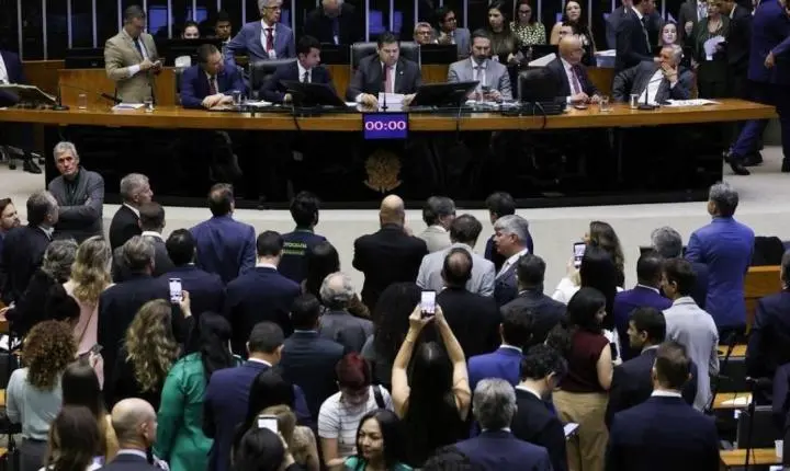 Senado vota na próxima quarta-feira proposta que extingue a escala de trabalho 6x1
