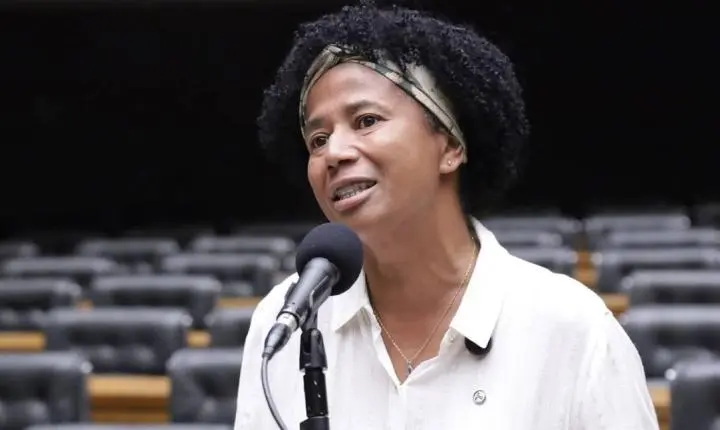 Sílvia Cristina firma compromissos com a juventude