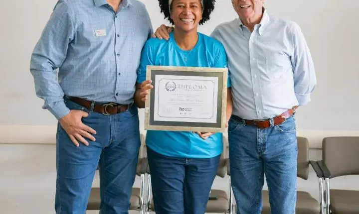 Sílvia Cristina recebe certificado por sua atuação como coordenadora de leilão do Hospital de Amor