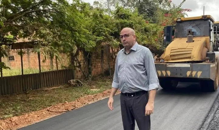 Trabalho Concluído: Gedeão Negreiros fiscaliza aplicação de asfalto após pedido atendido