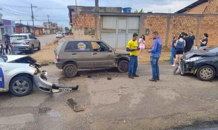 Três carros colidem depois de avanço de preferencial na Zona Sul