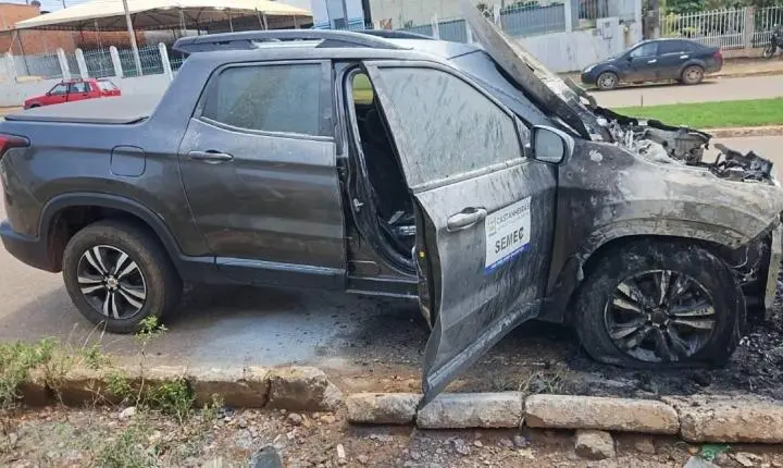 Veículo oficial da Secretaria de Educação de Castanheiras pega fogo em RO