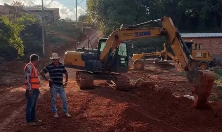 Vereador Fernando Silva acompanha reparos em obra de asfaltamento no Bairro Nacional após chuva forte
