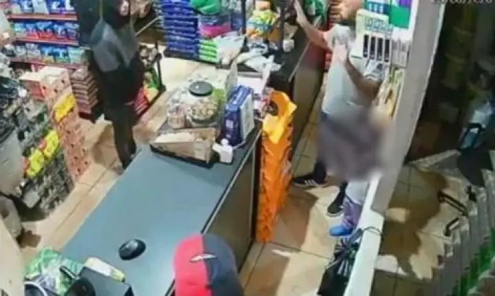 VÍDEO: Comerciante implora para não ser morto na frente da filha durante assalto