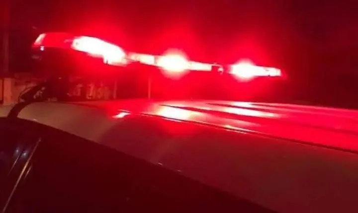 Vizinho é acusado de ameaçar mulher e arremessar garrafas contra portão em RO
